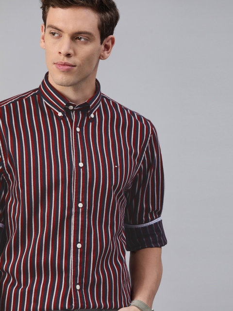 

Tommy Hilfiger Men Red & Navy Blue Regular Fit Striped Casual Shirt