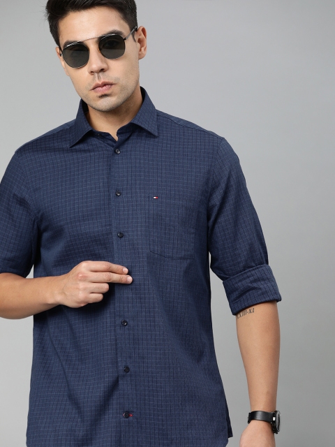 

Tommy Hilfiger Men Navy Blue Regular Fit Checked Semiformal Shirt