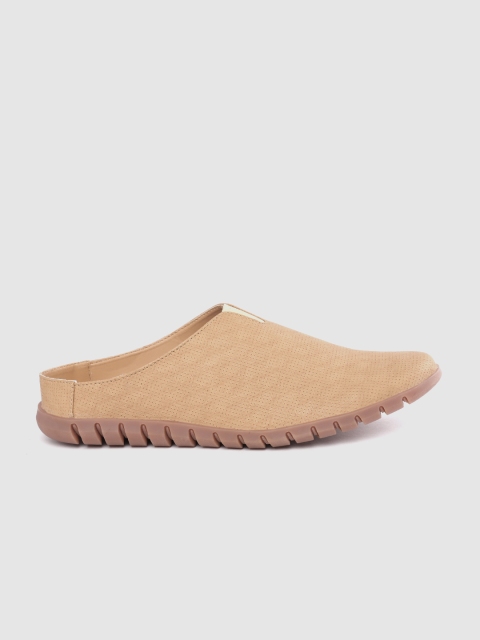 

Roadster Men Beige Textured Clogs