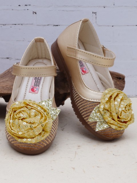 

DChica Girls Gold-Toned Solid Ballerinas