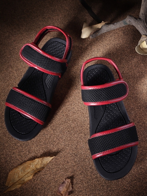 

The Roadster Lifestyle Co Women Black & Maroon Woven Design Sports Sandals