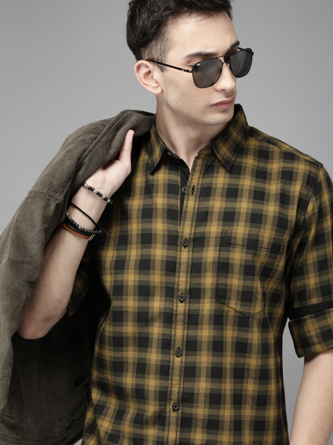 

Roadster Men Black & Mustard Yellow Regular Fit Checked Casual Shirt