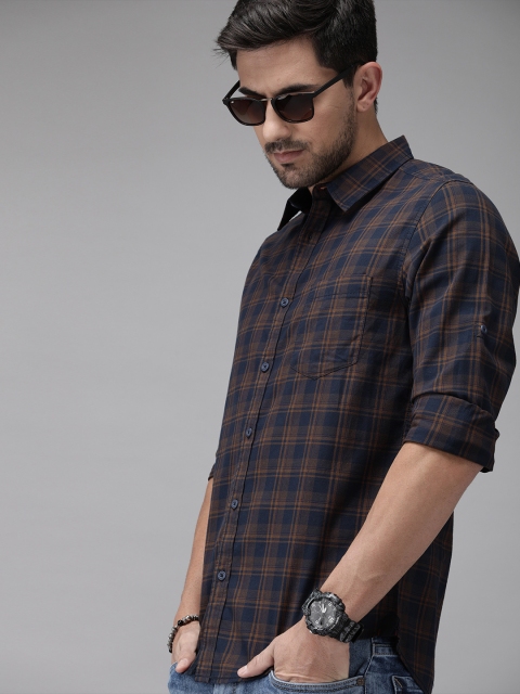 

Roadster Men Navy Blue & Brown Regular Fit Checked Casual Cotton Shirt