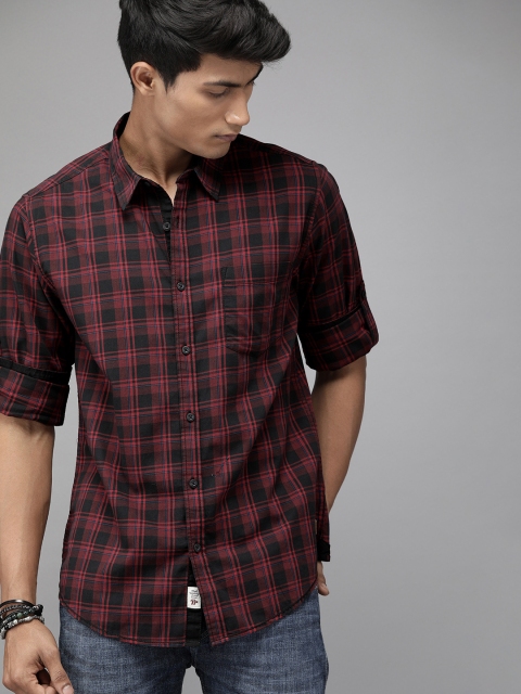 

Roadster Men Red & Black Regular Fit Checked Casual Shirt