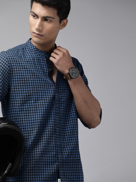 

Roadster Men Blue & Black Regular Fit Checked Casual Shirt
