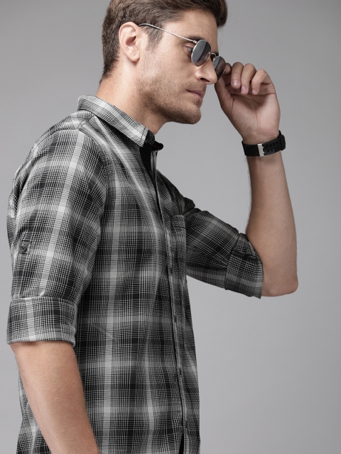 

Roadster Men Black & Grey Regular Fit Checked Pure Cotton Casual Shirt