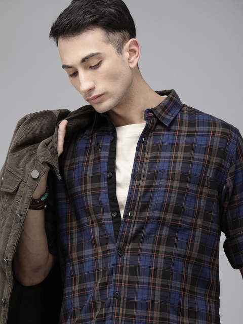 

Roadster Men Navy Blue & Brown Regular Fit Checked Casual Shirt