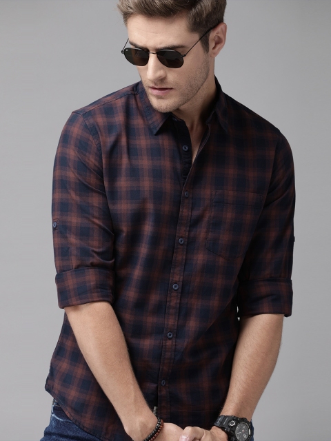 

Roadster Men Navy Blue & Maroon Regular Fit Checked Casual Shirt