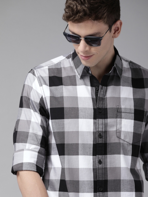 

Roadster Men White & Black Regular Fit Checked Casual Shirt