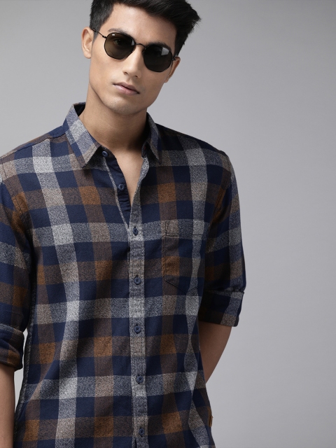

Roadster Men Navy Blue & Brown Regular Fit Checked Casual Shirt