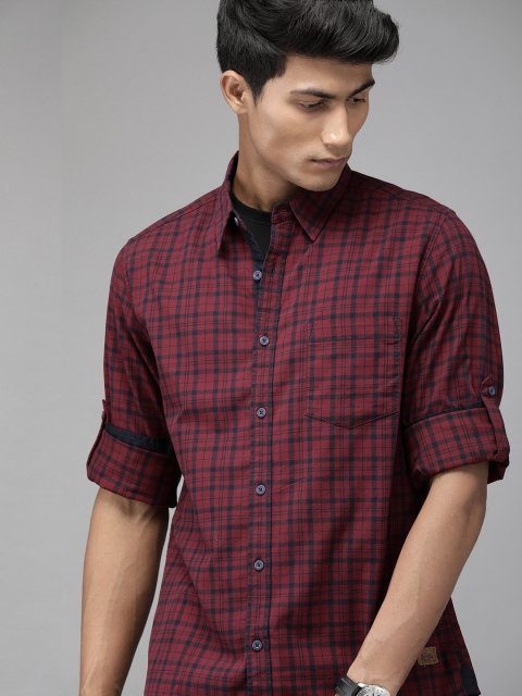 

Roadster Men Red & Navy Blue Regular Fit Checked Casual Shirt