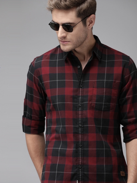 

Roadster Men Navy Blue & Maroon Regular Fit Checked Casual Shirt