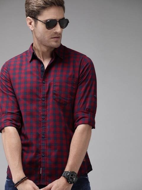 

Roadster Men Maroon & Navy Blue Regular Fit Checked Casual Cotton Shirt