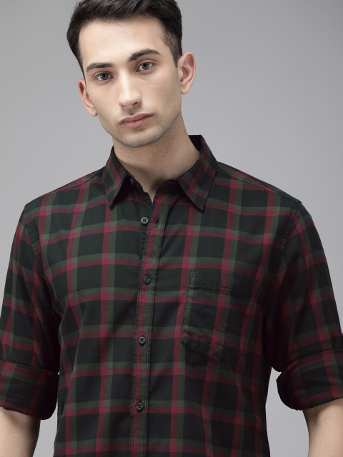 

Roadster Men Black & Pink Regular Fit Checked Casual Shirt