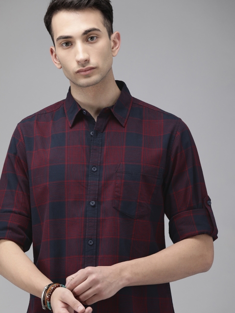 

Roadster Men Red & Navy Blue Regular Fit Checked Casual Shirt