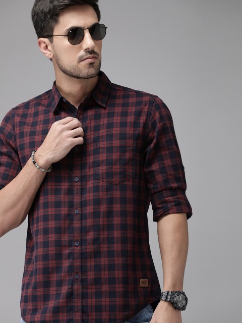 

Roadster Men Maroon & Navy Blue Regular Fit Checked Casual Cotton Shirt