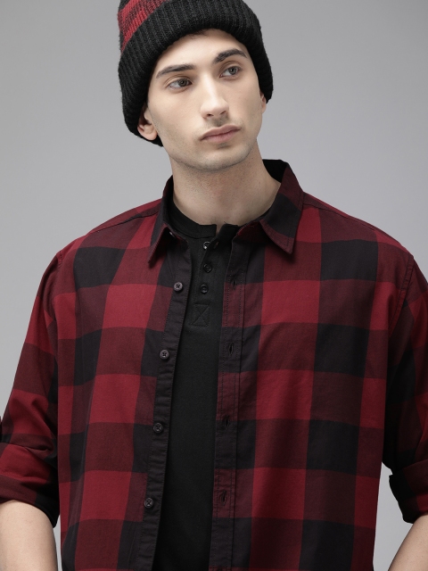 

Roadster Men Red & Black Regular Fit Checked Casual Shirt