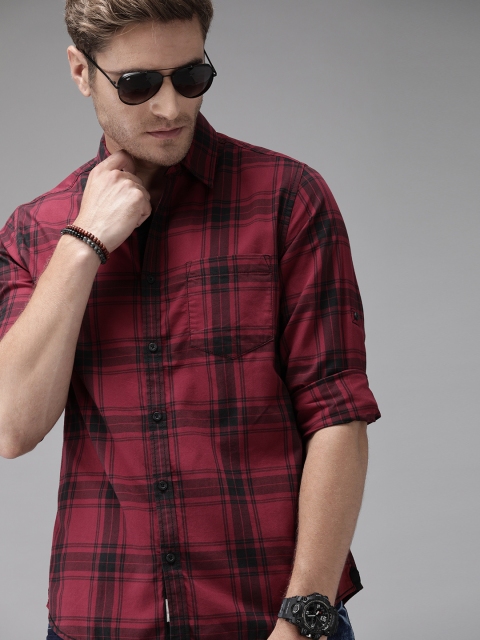 

Roadster Men Maroon & Black Regular Fit Checked Casual Cotton Shirt