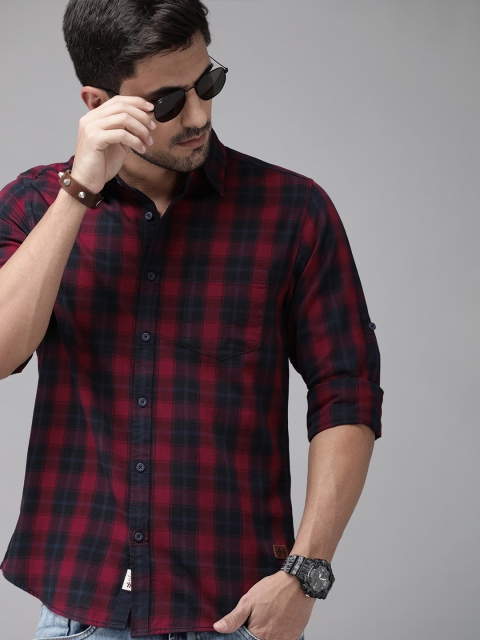 

Roadster Men Navy Blue & Red Regular Fit Checked Casual Shirt