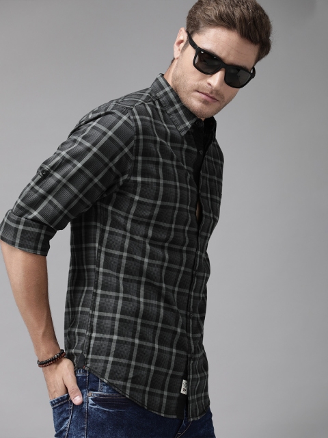 

Roadster Men Grey & Black Regular Fit Checked Casual Shirt