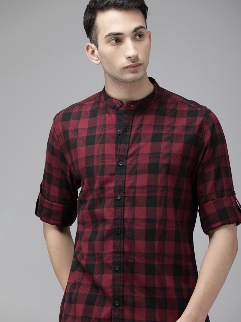 

Roadster Men Red & Black Regular Fit Checked Casual Shirt