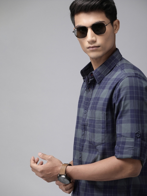 

Roadster Men Navy Blue & Grey Regular Fit Checked Casual Shirt
