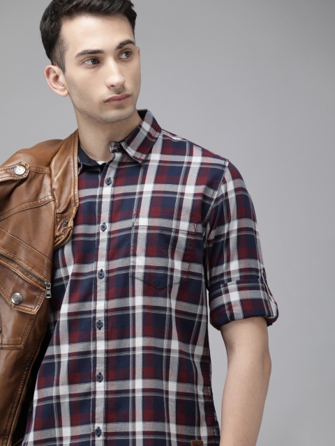 

Roadster Men Maroon & White Regular Fit Checked Casual Shirt