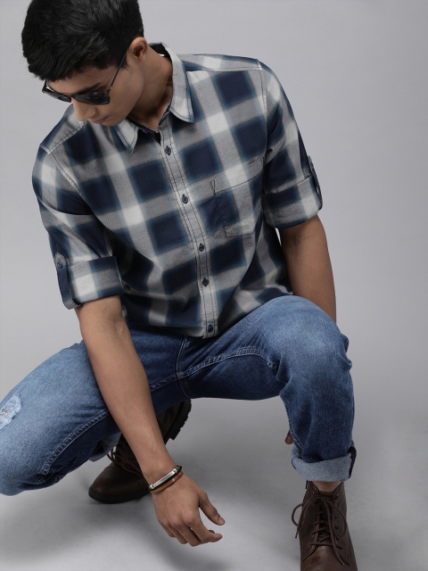 

Roadster Men Navy Blue & Grey Regular Fit Checked Casual Shirt