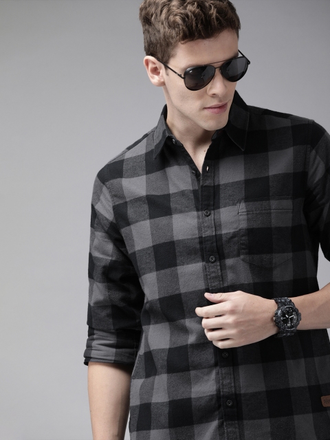 

Roadster Men Grey Regular Fit Checked Casual Shirt
