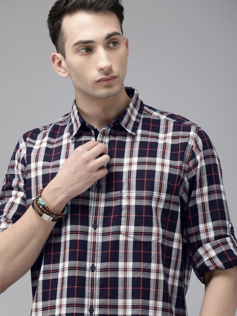 

Roadster Men White & Navy Blue Regular Fit Checked Casual Shirt