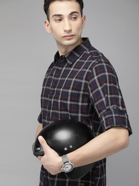 

Roadster Men Navy Blue & White Regular Fit Checked Casual Shirt