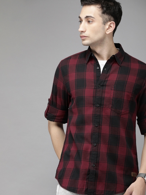 

Roadster Men Maroon & Black Regular Fit Checked Casual Shirt