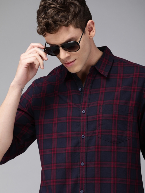 

Roadster Men Navy Blue & Magenta Regular Fit Checked Casual Shirt