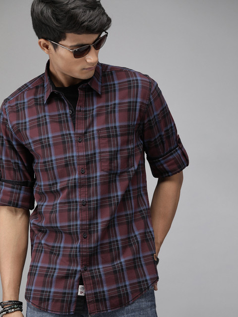 

Roadster Men Burgundy & Black Regular Fit Checked Casual Shirt