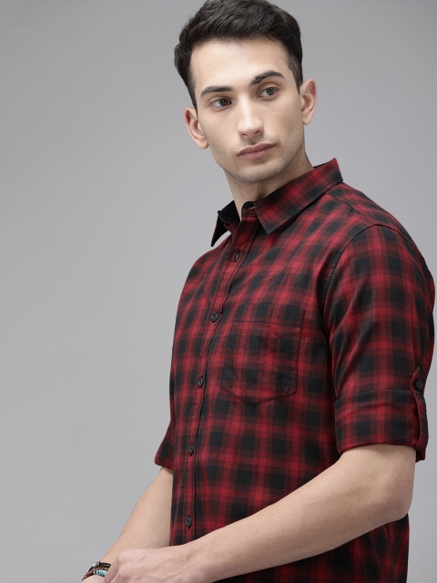 

Roadster Men Black & Red Regular Fit Checked Casual Shirt