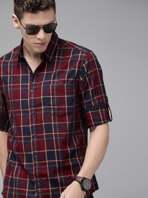 

Roadster Men Navy Blue & Maroon Regular Fit Checked Casual Shirt