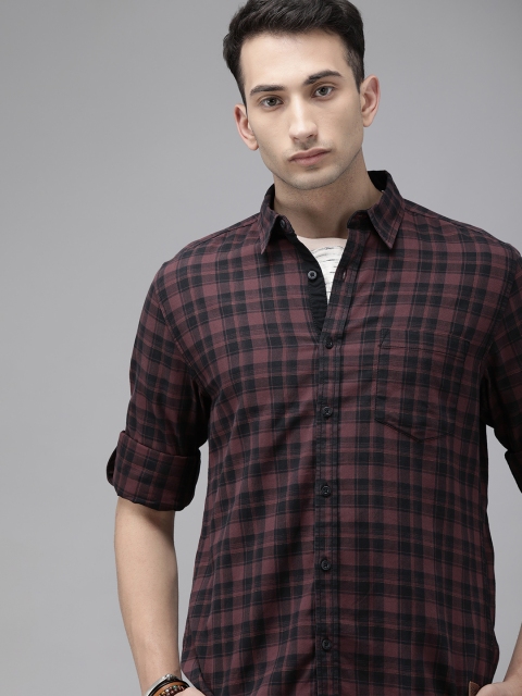 

Roadster Men Black & Mauve Regular Fit Checked Casual Shirt