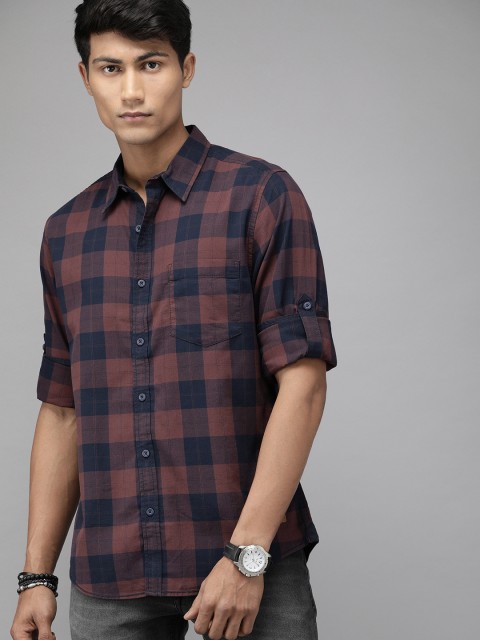 

Roadster Men Navy Blue & Pink Regular Fit Checked Casual Shirt