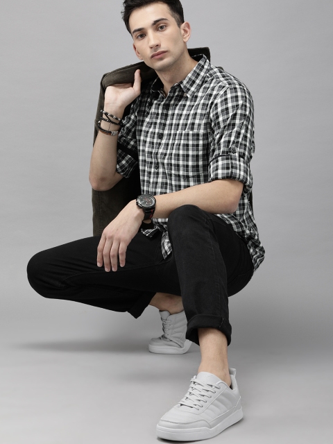 

Roadster Men Black & White Regular Fit Checked Casual Shirt