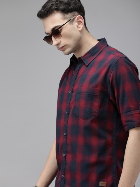 

Roadster Men Red & Navy Blue Regular Fit Checked Casual Shirt