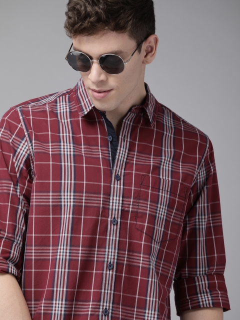 

Roadster Men Maroon & White Regular Fit Checked Casual Shirt