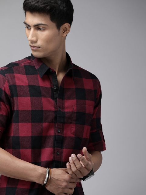 

Roadster Men Red & Black Regular Fit Checked Casual Shirt