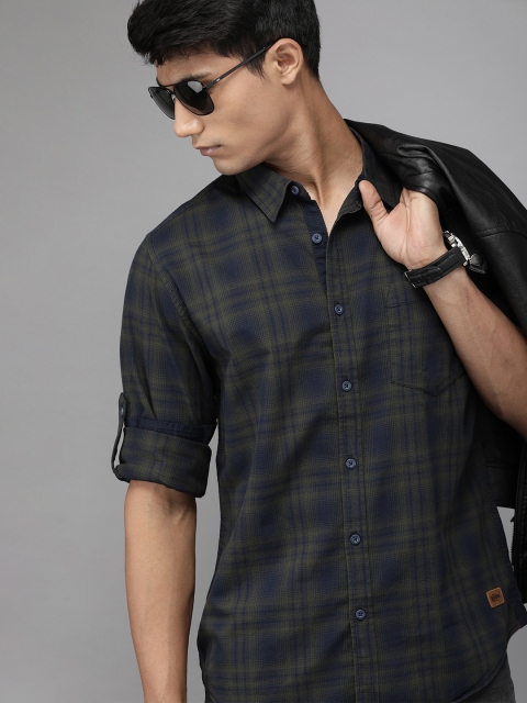 

Roadster Men Olive Green & Navy Blue Regular Fit Checked Casual Shirt