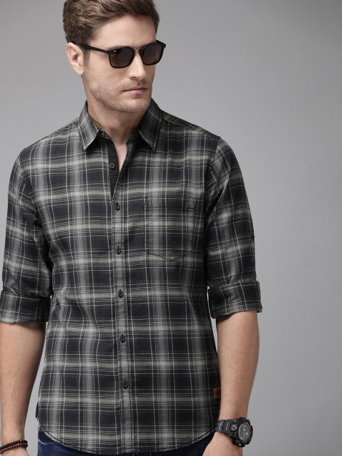 

Roadster Men Navy Blue & Grey Regular Fit Checked Casual Shirt