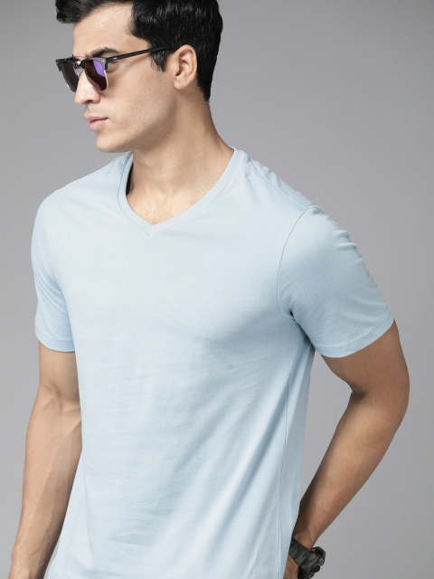 

The Roadster Lifestyle Co Men Blue Pure Cotton Solid V-Neck T-shirt