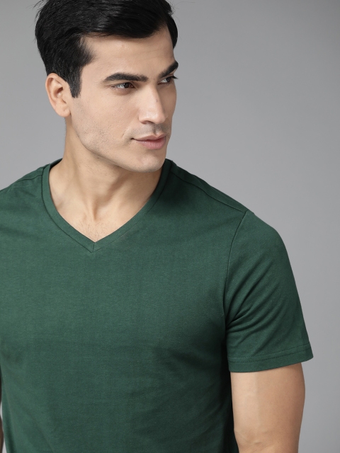 

The Roadster Lifestyle Co Men Green Solid Pure Cotton V-Neck T-shirt