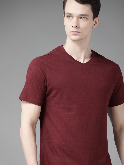 

The Roadster Lifestyle Co Men Maroon Pure Cotton Solid V-Neck T-shirt