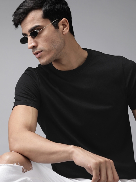 

Roadster Men Black Solid Round Neck T-shirt