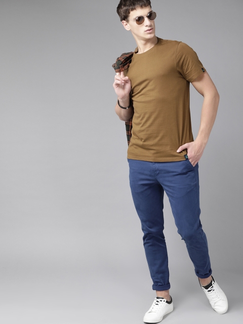 

The Roadster Lifestyle Co GreenTurn Men Olive Brown Solid Sustainable T-shirt