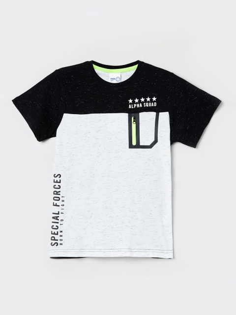 

max Boys Off-White Colourblocked Round Neck T-shirt
